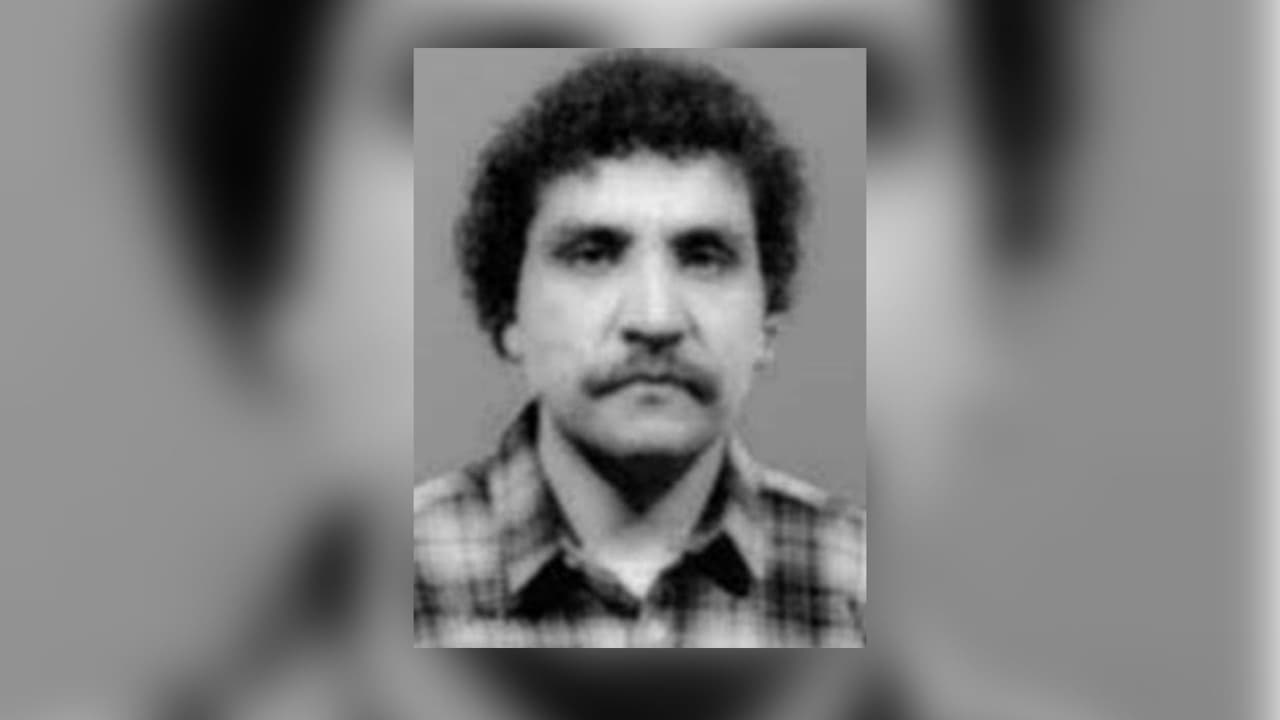 <b>Luis Rosado-Ayala</b>, de Nueva York, tiene cabello negro y ojos marrones. El FBI ofrece hasta $50,000 por información que pueda provocar su arresto. 
<b>Rosado tiene vínculos con Nueva York y Puerto Rico.</b> El pudo haber viajado a Cuba. Rosado entró a un concesionario de autos y robó una van con mano armada. Tras una persecución policial de alta velocidad, ambos fueron
<b> arrestados y acusados de robo a mano armada, secuestro, robo y agresión con agravantes.</b> Fueron liberados bajo fianza, sin embargo, Rosado no compareció para su juicio de marzo de 1981.