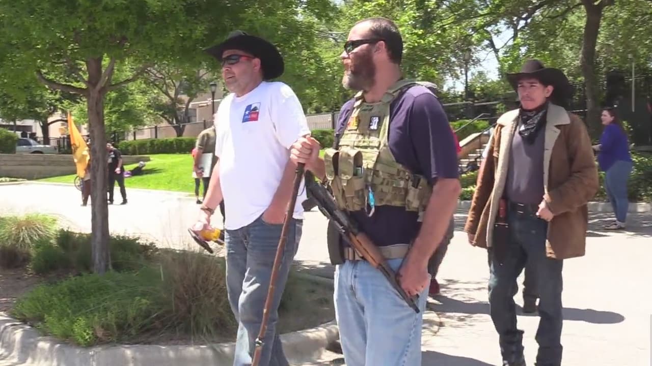 <a href="https://www.univision.com/local/austin-kakw/activistas-piden-que-no-apruebe-hb-1927-permitiria-texanos-portar-armas-sin-licencia">Ley que permitiría a texanos portar armas sin licencia:</a> Los texanos mayores de 21 años ahora podrán portar un arma de fuego sin licencia. Conocida como “porte constitucional”, esta ley elimina el requisito de obtener una licencia emitida por el estado (y la capacitación y verificación de antecedentes que es parte de ese proceso) para poder portar una pistola en público.