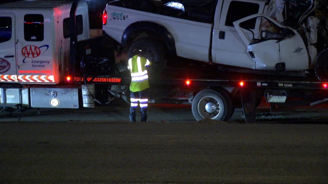 Los restos de la camioneta quedaron incrustados en la caja de la unidad pesada.