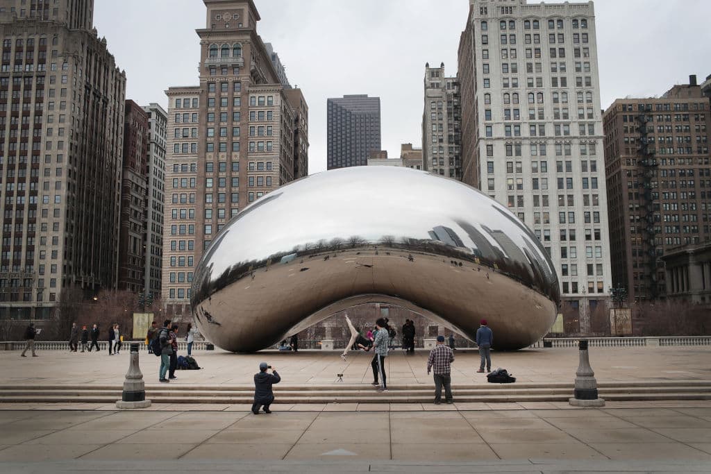 Mientras el 'cloud gate' en Chicago ya no se llena de turistas que buscan la foto perfecta para llevarse un recuerdo de su visita.