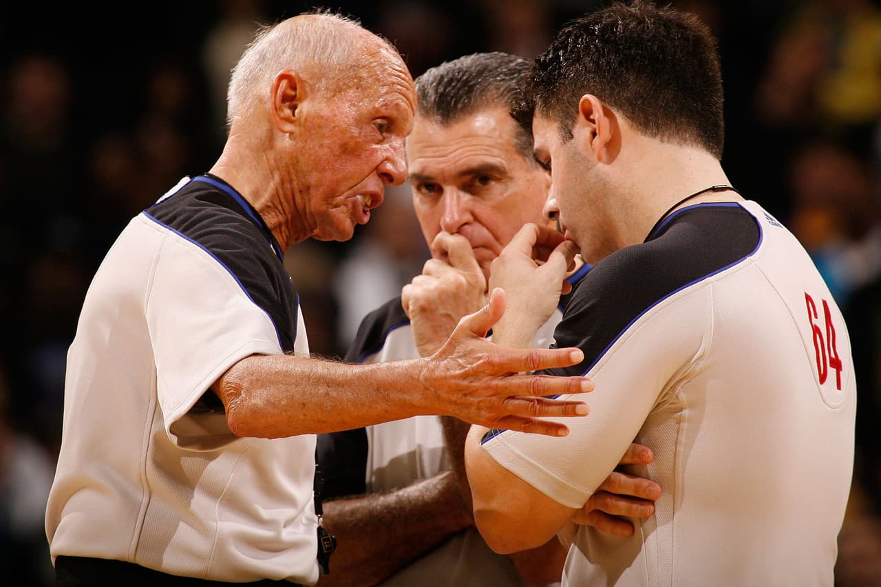 En el 2009 se vivió la última huelga en la NBA y fue liderada por los árbitros. La totalidad de los colegiados solicitó a la organización de la liga mejoras en sus contratos.