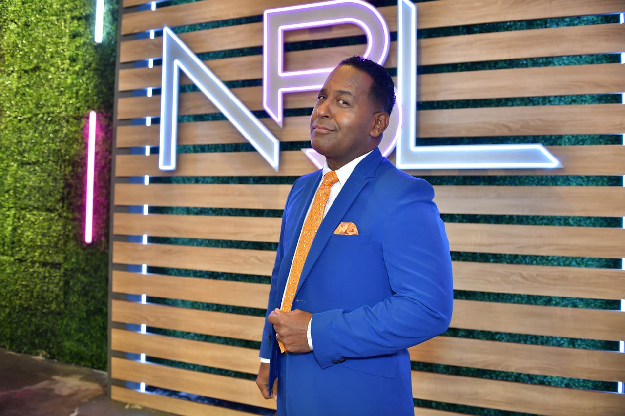 Finalmente, Tony Dandrades derrochó elegancia con este traje azul, corbata anaranjada y camisa blanca. Sin duda, el presentador de noticias es un maestro del buen gusto.