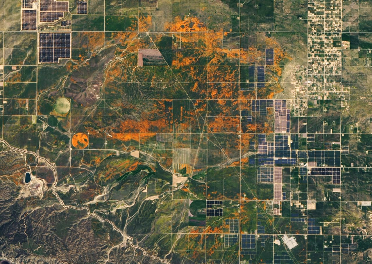 Las fotografías fueron capturadas desde el satélite Landsat 8 de la NASA. En las imágenes, el color naranja de las amapolas sobre el paisaje recuerda las tomas desde el espacio de los incendios forestales. 
<br>