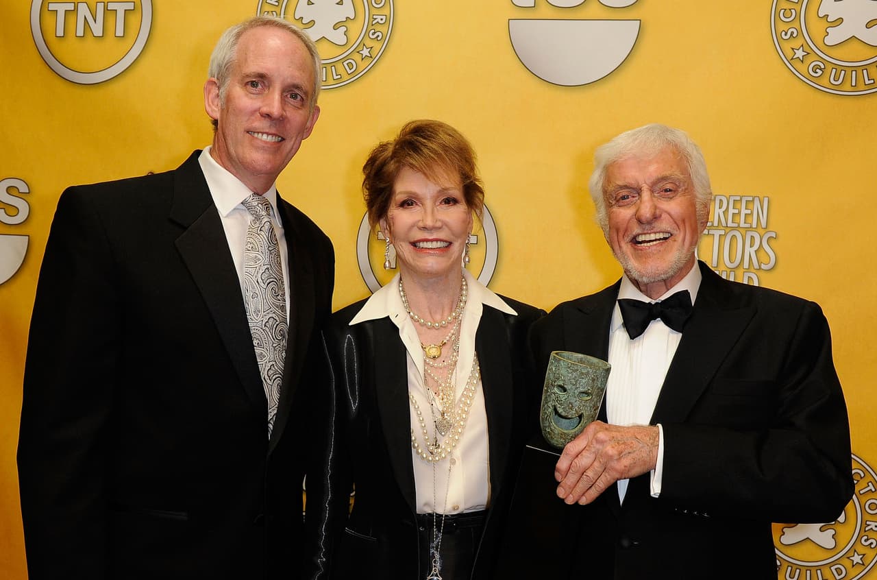 Mary Tyler Moore y Dick Van Dyke posando en backstage con el premio, junto a Daryl Anderson, del comité del gremio de actores.