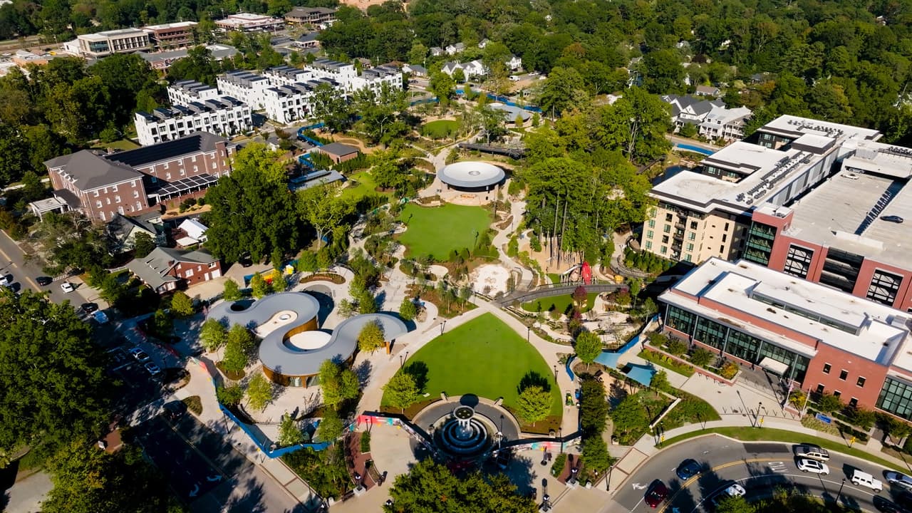 <b>Evento</b>: A Gift to Cary (including Official Tree Lighting)
<br>
<b>Fecha</b>: 2 de diciembre
<br>
<b>Lugar</b>: 327 S. Academy St, Cary, NC
<br>
<b>Sitio web</b>: 
<a href="https://downtowncarypark.com/signature-specialty-events/a-gift-to-cary-celebration">https://downtowncarypark.com/signature-specialty-events/a-gift-to-cary-celebration</a> 
<br>
<br>El evento de inicio de la temporada navideña en el nuevo Downtown Cary contará con Santa Claus, una pista de patinaje sobre hielo, peleas de bolas de nieve, oportunidades para tomar fotografías, la ceremonia oficial de iluminación del árbol y más sorpresas.