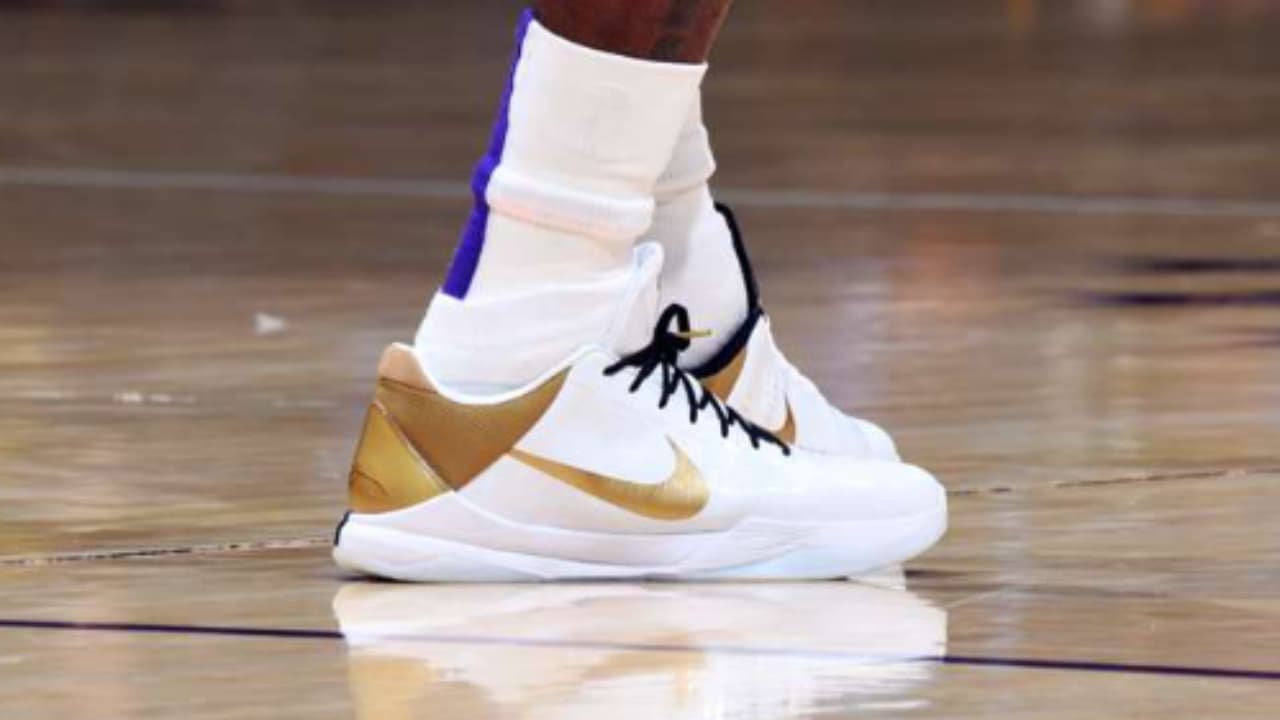 En la segunda mitad lució los Kobe 5 Protro "Big Stage". Sin duda fue un gran homenaje para ‘Black Mamba’.