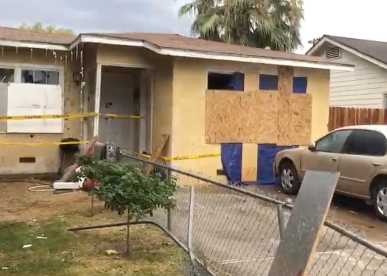 Durante el enfrentamiento, el oficial SWAT,
<b><a href="https://www.univision.com/local/fresno-kftv/asi-vivio-enfrentamiento-rehenes-dejo-cinco-muertos-oficial-philip-campas-wasco">Philip Campas fue alcanzado por una de las balas disparadas por el agresor</a></b>,. Le sobreviven su esposa y tres hijos menores de 13 años.