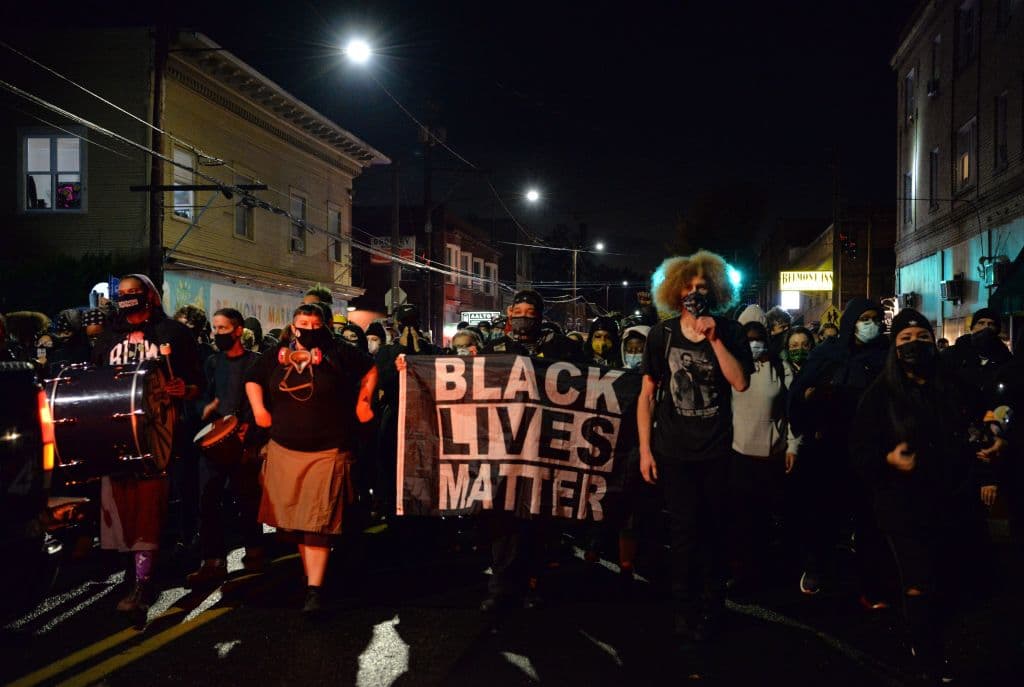 En Portland ha habido enfrentamientos estos últimos meses entre simpatizantes de
<i>Black Lives Matter</i> y milicias de ultraderecha, por lo que podría haber nuevos disturbios en la ciudad, según advirtió el propio FBI, aunque estos no se han producido hasta el momento.