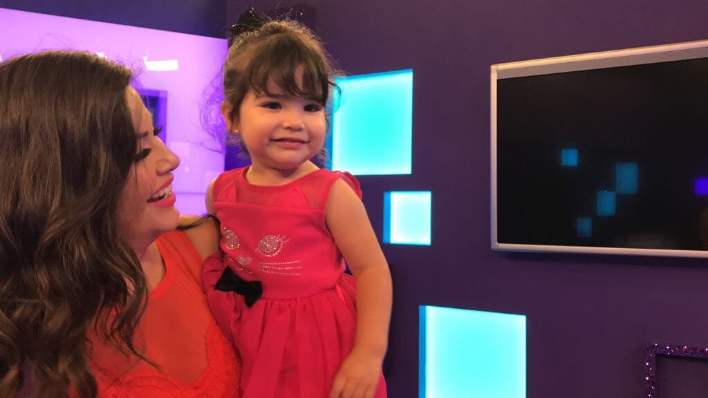 Giulietta ya está empezando a hablar, manda besos y se despide de todos.