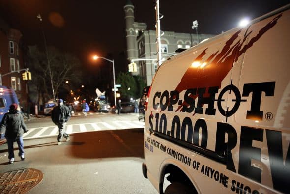 Según las primeras informaciones los dos policías fueron trasladados rápidamente al hospital Woodhull, donde fallecieron.