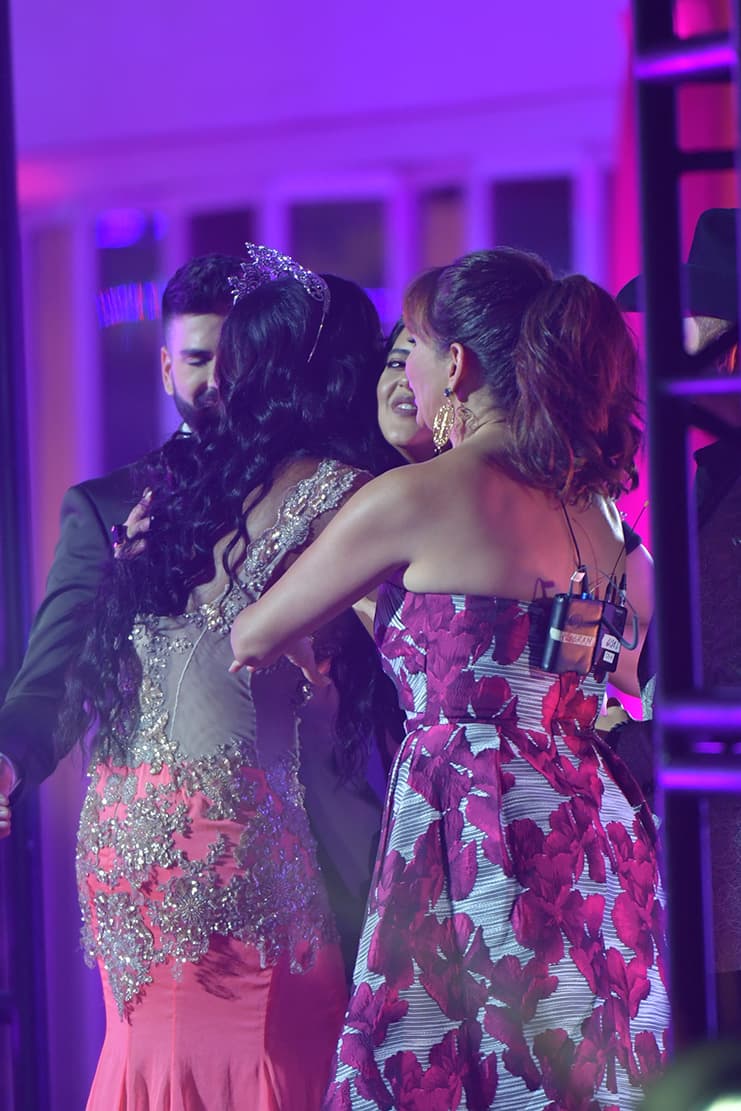 Después de que los jueces le dieron el "Sí", ella se acercó a ellos para agradecerles con un abrazo. Recibió un abrazo de todos.