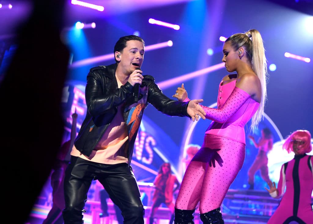 Guaynaa y Lele Pons en su presentación en la entrega de los Latin AMAs.