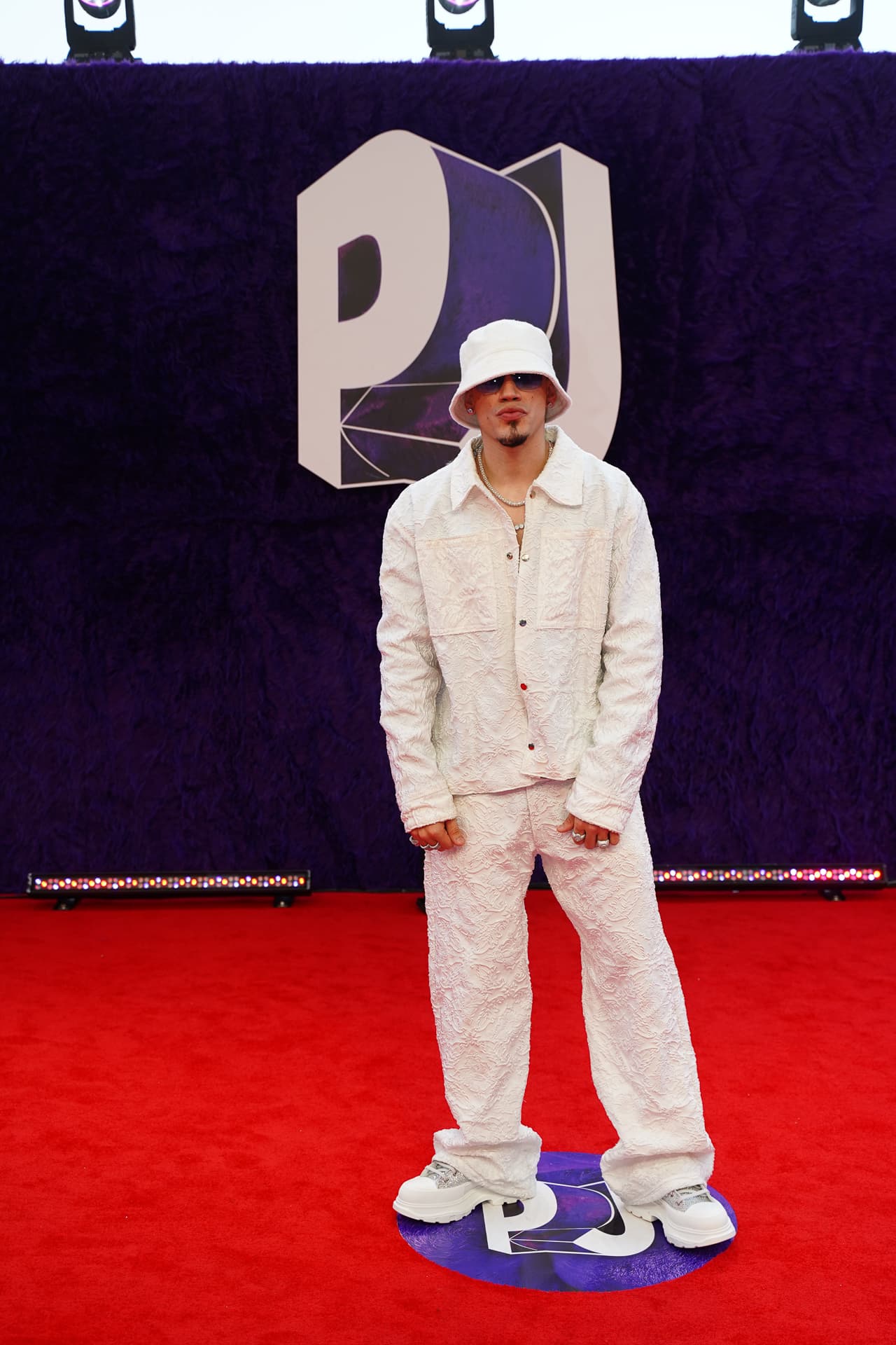 <b>Omar Courtz</b> llegó con un look monocromático.