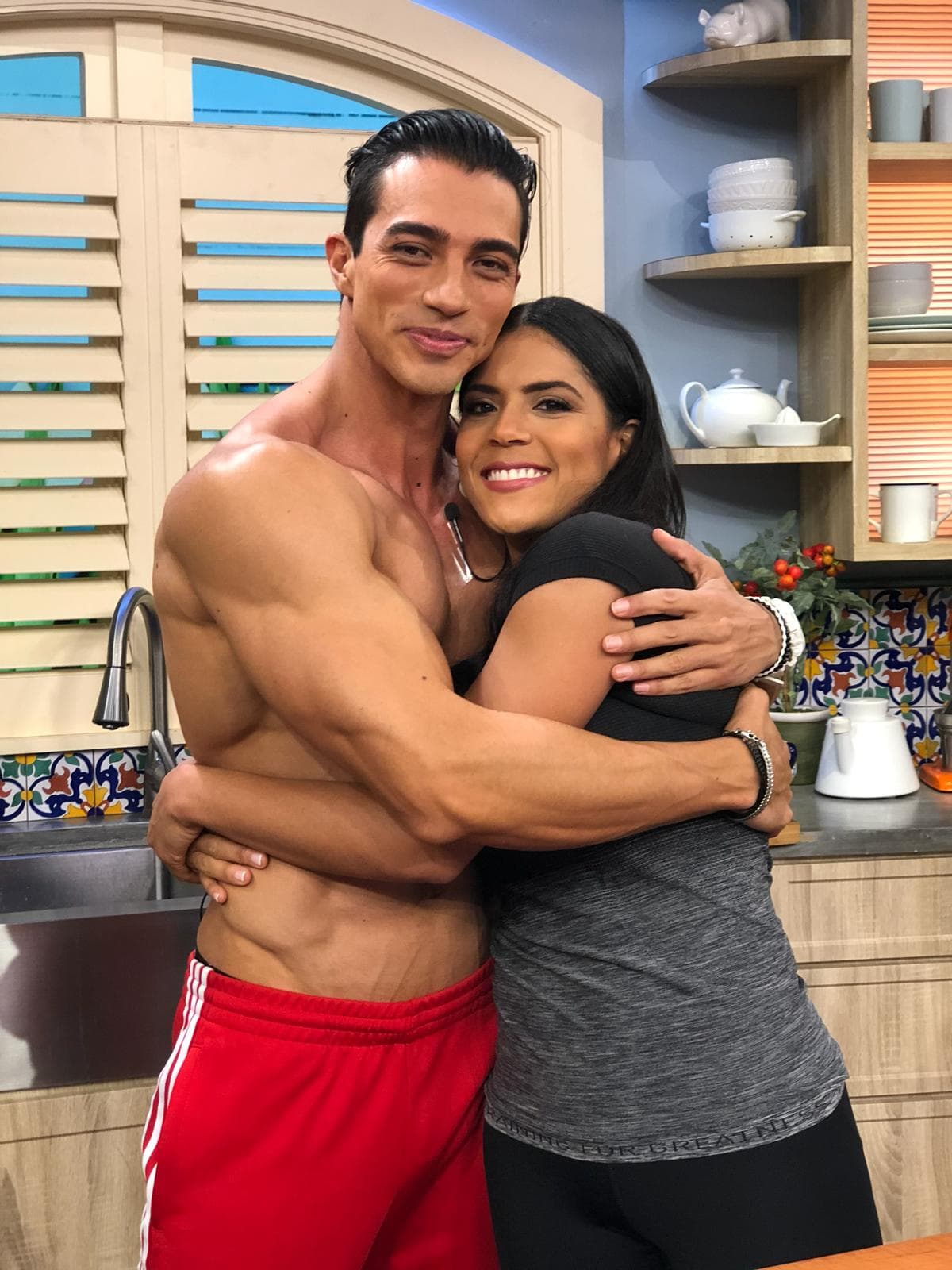 Aunque estaba un poquito nerviosa, no podía rechazar este abrazo de nuestro invitado.