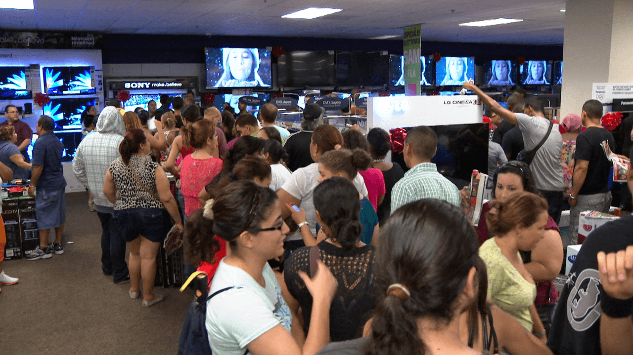 En las filas no dé información a desconocidos sobre artículos que planifica comprar, en especial si los mismos son costosos.