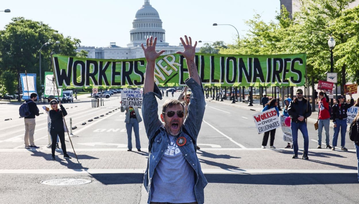 Las protestas del movimiento “May Day Strong” en distintas ciudades buscan conmemorar el Día Internacional de los Trabajadores. Estas manifestaciones se producen después de las protestas contra Donald Trump bajo el lema “No Kings”.