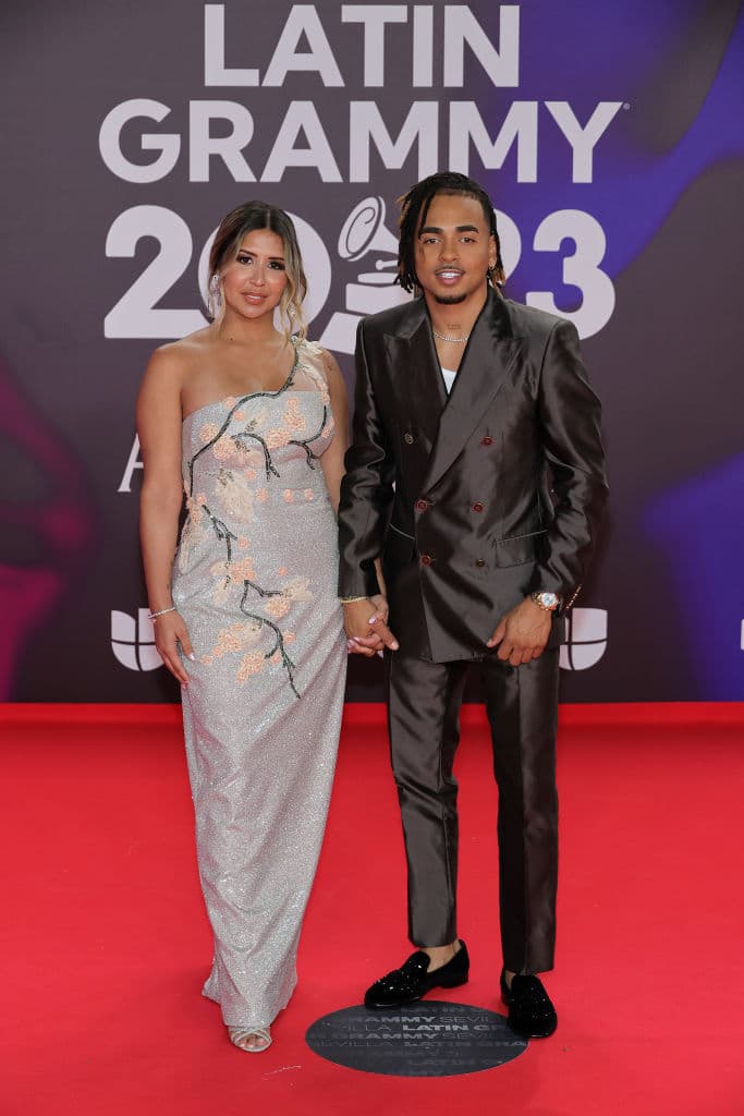 Ozuna y Taina Marie Meléndez no se despegaron ni un segundo durante su paso por la alfombra roja.