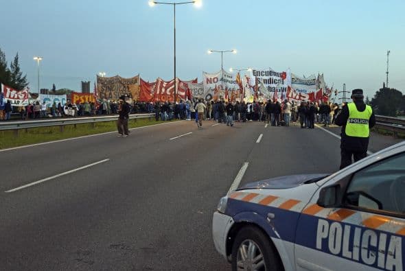 Por otro lado, en Buenos Aires, las cancelaciones afectaron especialmente al aeropuerto de vuelos domésticos Aeroparque Jorge Newbery, donde las partidas y llegadas de más de 300 operaciones fueron suspendidas por la adhesión a la huelga del personal de la torre de control, según detallaron fuentes de Aeropuertos 2000.