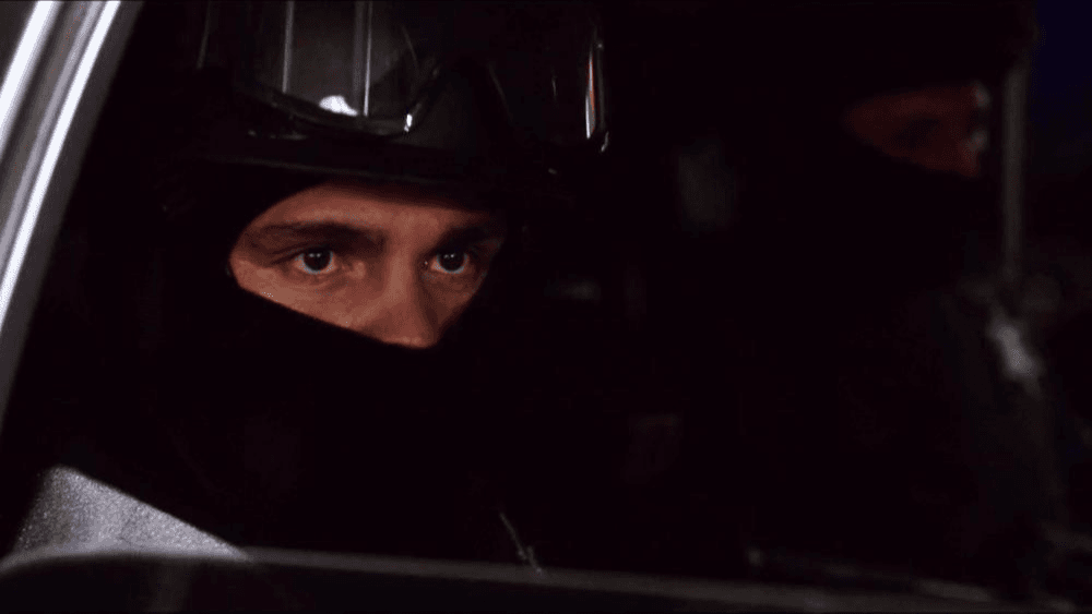 En la serie, se recreó la versión que asegura el capo salió con ropa de policía, pues estaba coludido con las autoridades penitenciarias.