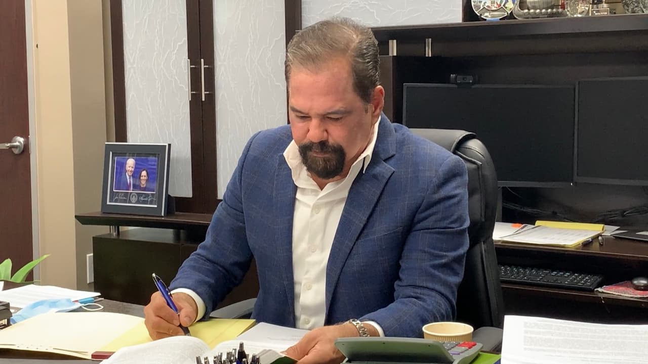 El abogado Raed González comentó que en el pasado los oficiales de inmigración hacían visitas a las casas de los matrimonios y así sorprendían a mucha gente cometiendo fraude. Esa estrategia ya cambió. Ahora se estacionan cerca de tu casa y checan quién entra, quién sale, o le preguntan a los vecinos.