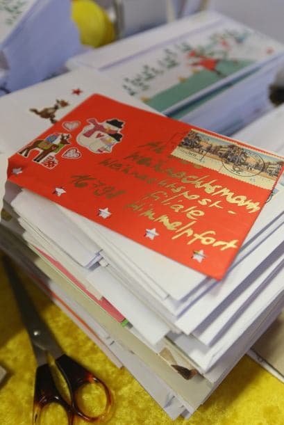 Este es un de las cartas que recibe Santa en esta temporada. Vemos como está muy bien decorada y cuidada a detalle.