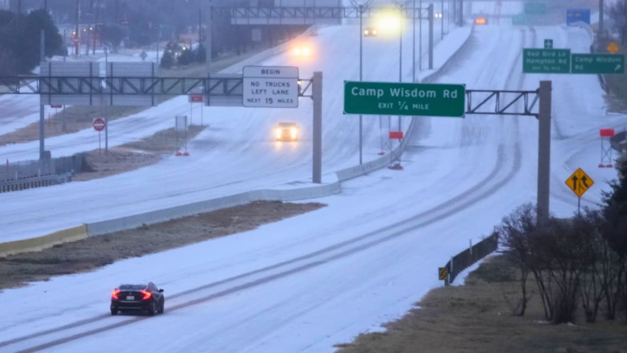 <h3 class="cms-H3-H3">Impacto en calles y movilidad</h3> Las autoridades pidieron 
<b>evitar traslados innecesarios y manejar con extrema precaución</b>.
<br>El frío favorece 
<b>el recongelamiento del agua acumulada</b>, por lo que el riesgo se mantiene durante el día y se extiende hacia la noche. 
<br>El tránsito 
<b>se complicó especialmente en zonas residenciales y accesos</b>, donde 
<a href="https://www.univision.com/local/dallas-kuvn/por-que-hay-sal-en-las-autopistas-antes-del-hielo-texas" target="_blank">el tratamiento de las calles suele tardar más.</a>
<br>Los conductores fueron alertados sobre 
<b>el peligro de manejar a velocidad normal en áreas aparentemente despejadas.</b>