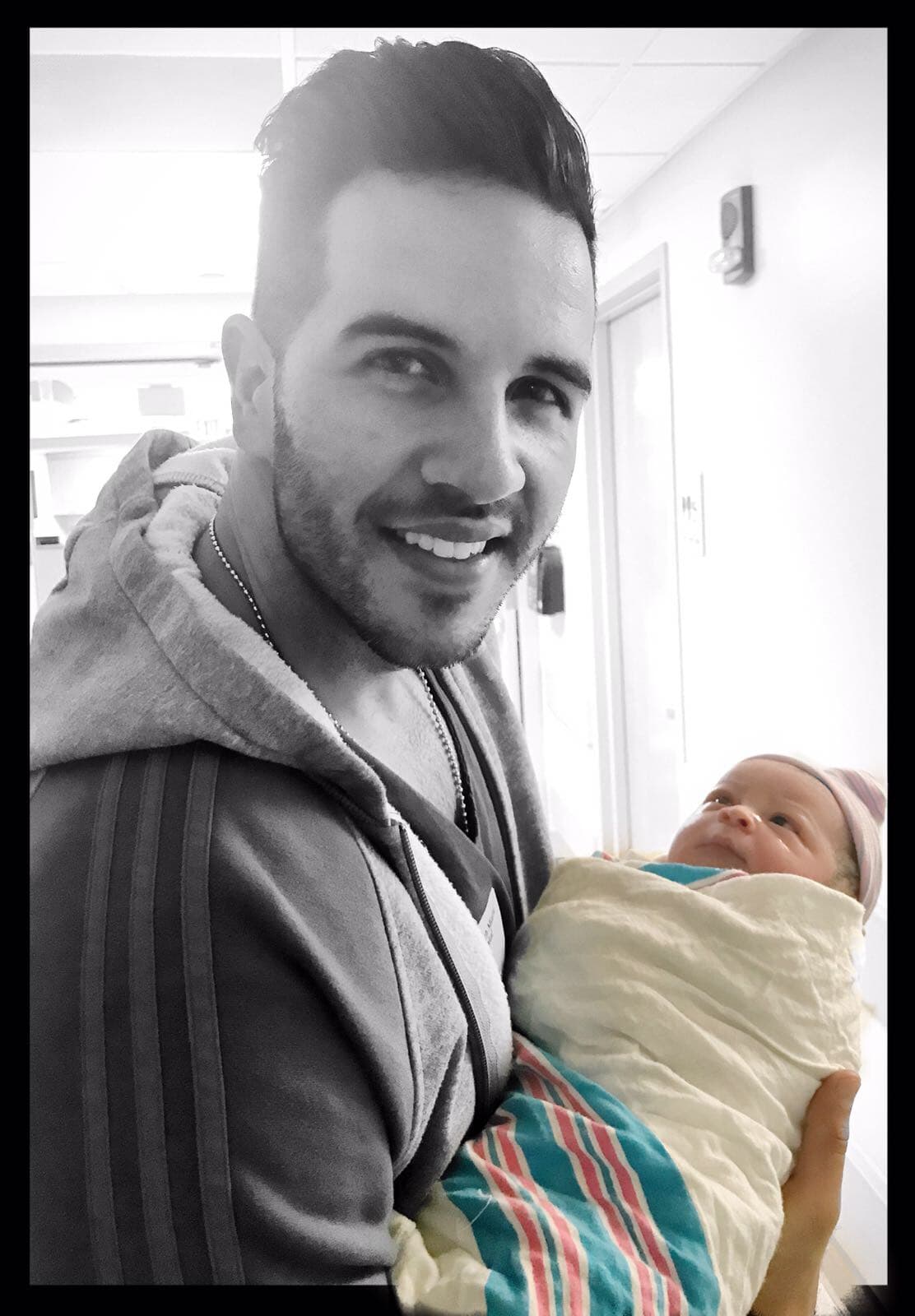 Silvana ya está en brazos de su papá, él está listo para llenarla de amor y consejos.