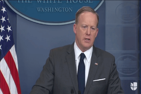 ¿Qué tenía en los dientes el vocero de la Casa Blanca durante la conferencia de prensa?