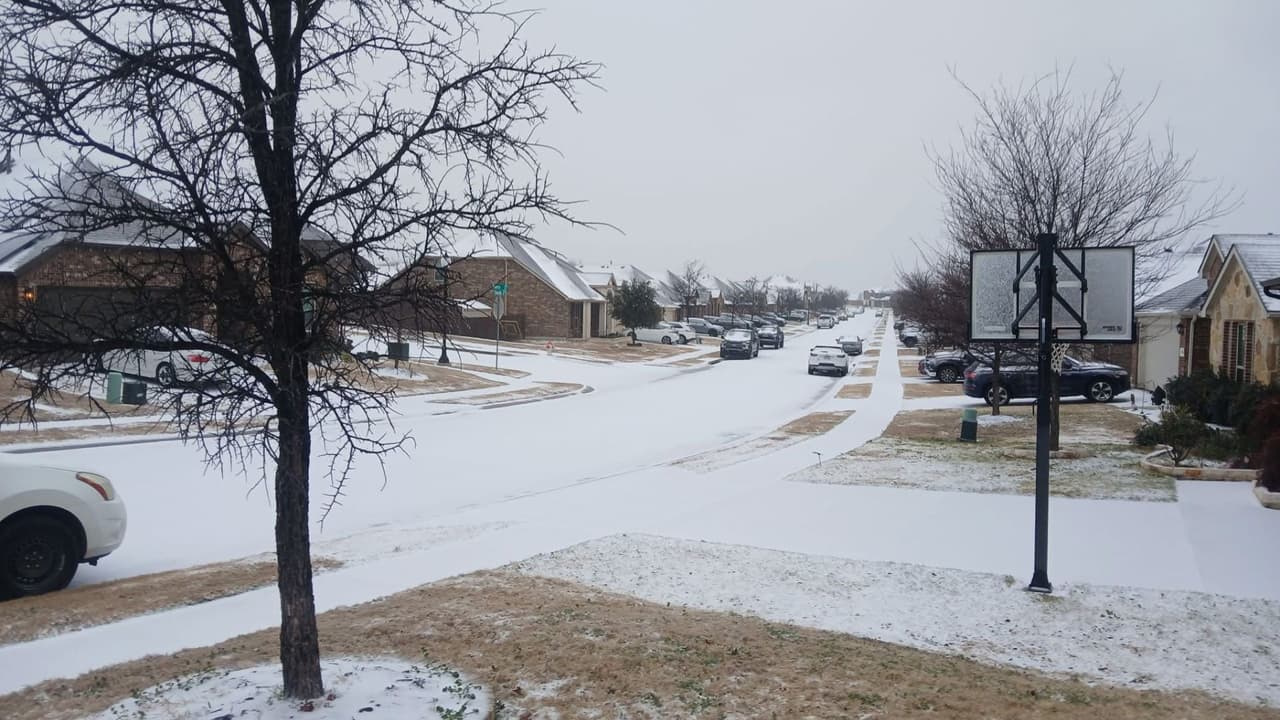 Esta fotografía fue 
<b>captada en Little Elm poco después del amanecer.</b> En esta zona del norte de Texas se vieron las primeras nevadas de nuestra región y de esta temporada invernal.