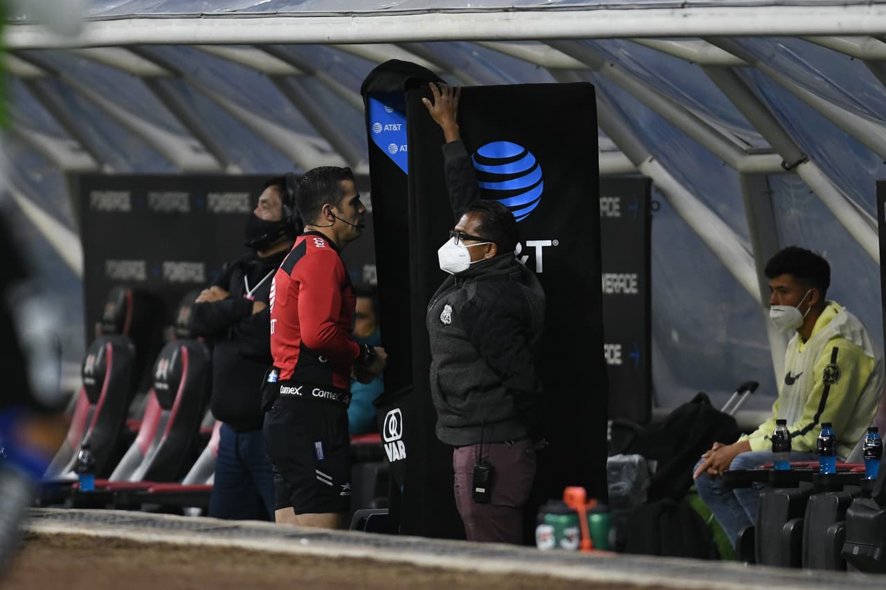 Con gol de último minuto, Gallos Blancos le arrebató el triunfo al América que sigue sin ganar en el Estadio Azteca y volvió a irse entre abucheos y muchas dudas del futuro de Santiago Solari.