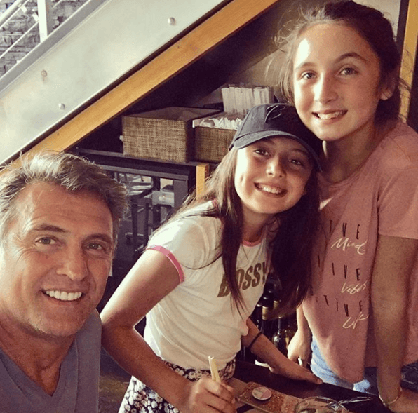 Los actores se casaron en 2003 y tienen dos hijas:
<b> <a href="https://www.univision.com/entretenimiento/celebridades/conoce-a-las-tres-hijas-de-juan-soler-las-que-tuvo-con-maki-y-la-que-no-fotos" target="_blank">Mía y Azul. </a></b>
<br>