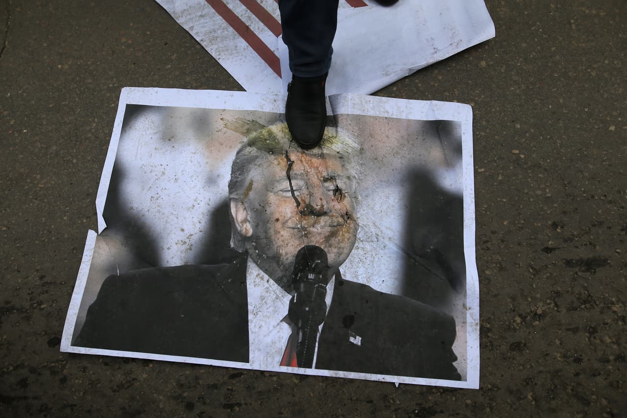 Un manifestante palestino pisotea una fotografía de Trump en la ciudad de Gaza. “La decisión estadounidense es una agresión contra nuestro pueblo y una guerra a nuestros santuarios”, afirmó en un discurso desde la Franja de Gaza el líder de Hamas.
