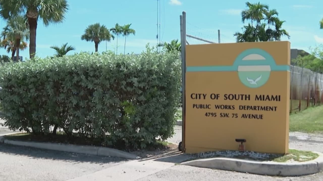 Arrestan a un empleado de South Miami acusado de agredir a una mujer en la alcaldía

