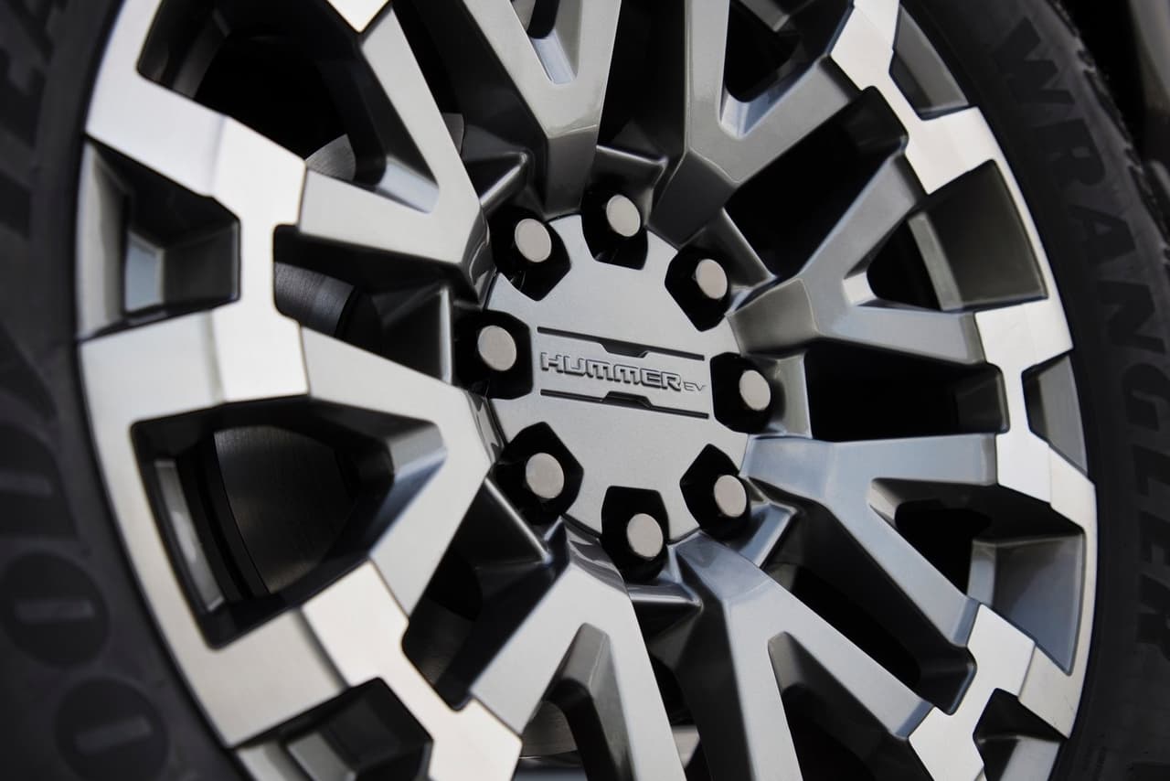 De hecho, GMC asegura que el radio de giro de la Hummer EV SUV es incluso más cerrado que el de la Ford Mustang Mach-E, que es mucho más pequeña, gracias a su sistema de dirección en las cuatro ruedas.