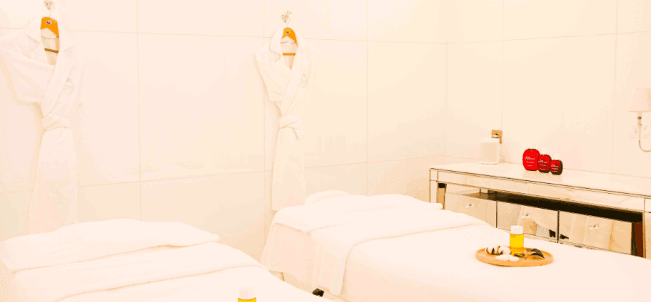 El lujoso hotel de cinco estrellas, Le Royal Monseau, será la casa provisional del astro argentino, pues su salida del Barcelona fue muy repentina. El hotel se encuentra ubicado en 37 Avenue Hoche y fue reformado por el famoso diseñador Philippe Starck. El Parque de los Príncipes se encuentra a tan solo 15 minutos del inmueble.