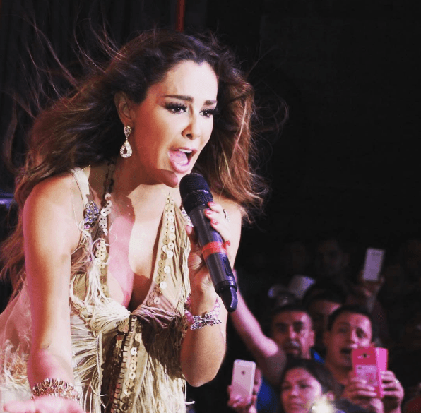 Para el makeup, ella elige tonos nude para los labios y prefiere enfatizar su linda mirada.