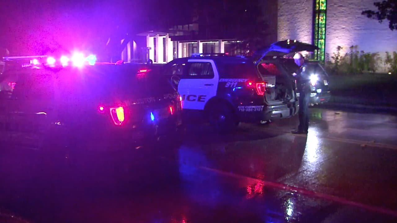 Después de los disparos, los jóvenes robaron dinero en efectivo a los clientes alrededor de la 1:00 am de este lunes.