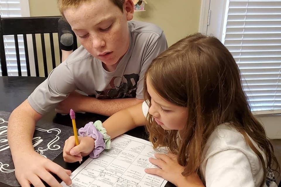 Los menores asistían al cuatro grado y sexto grado respectivamente, 
<b><a href="https://www.cbs46.com/news/identities-released-of-students-who-died-in-weekend-fire/article_66bedc14-e915-11e9-85d3-57cd62acdb3f.html" target="_blank">reportó CBS 46, socio editorial de Noticias 34 Atlanta</a></b>.