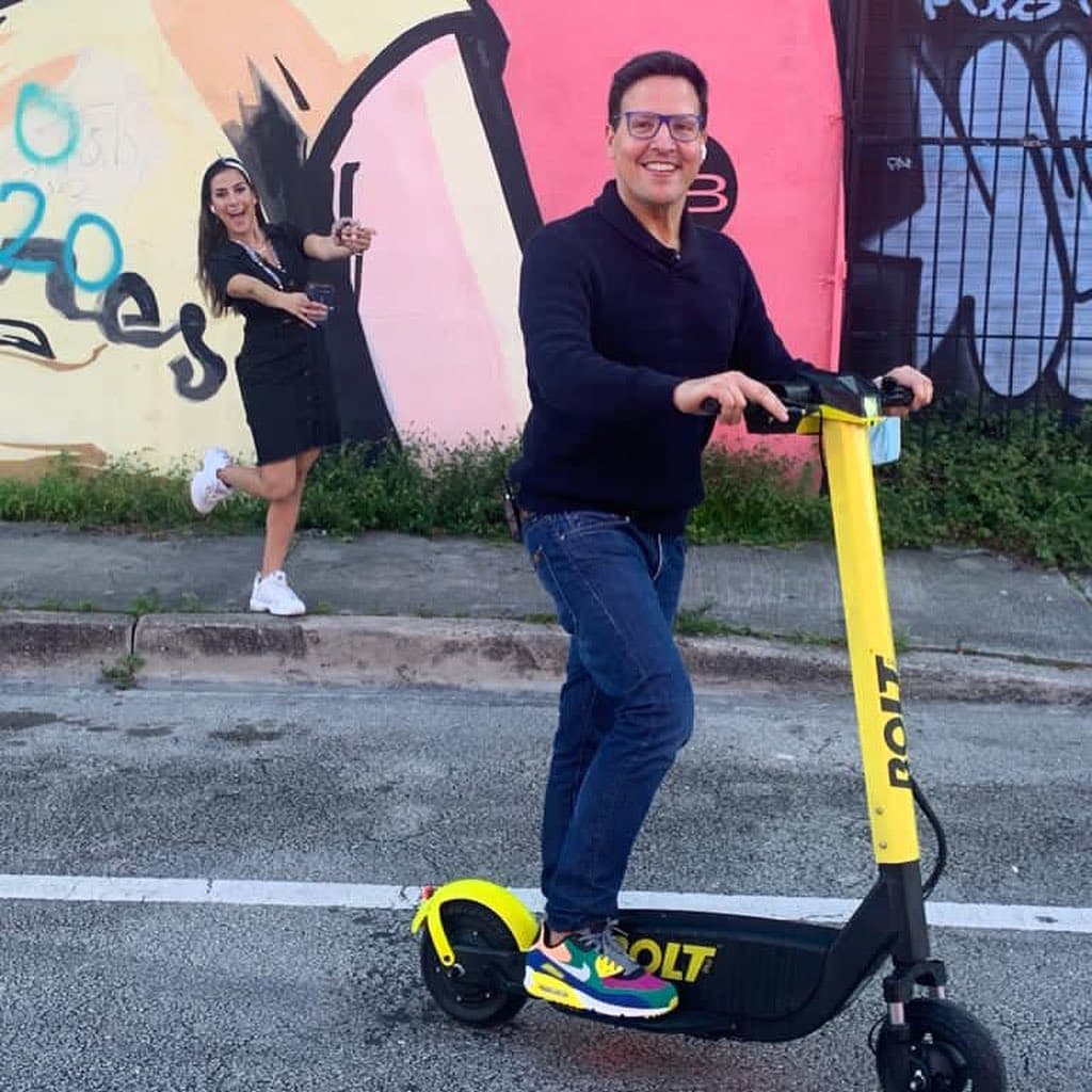 En las calles de la llamada ciudad del Sol, este par dio un paseo en
<i>scooter</i>, mostrándonos sus habilidades a bordo de este nuevo medio de transporte.