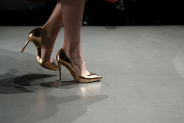 Las zapatillas en color dorado serán tu mejor aliado.