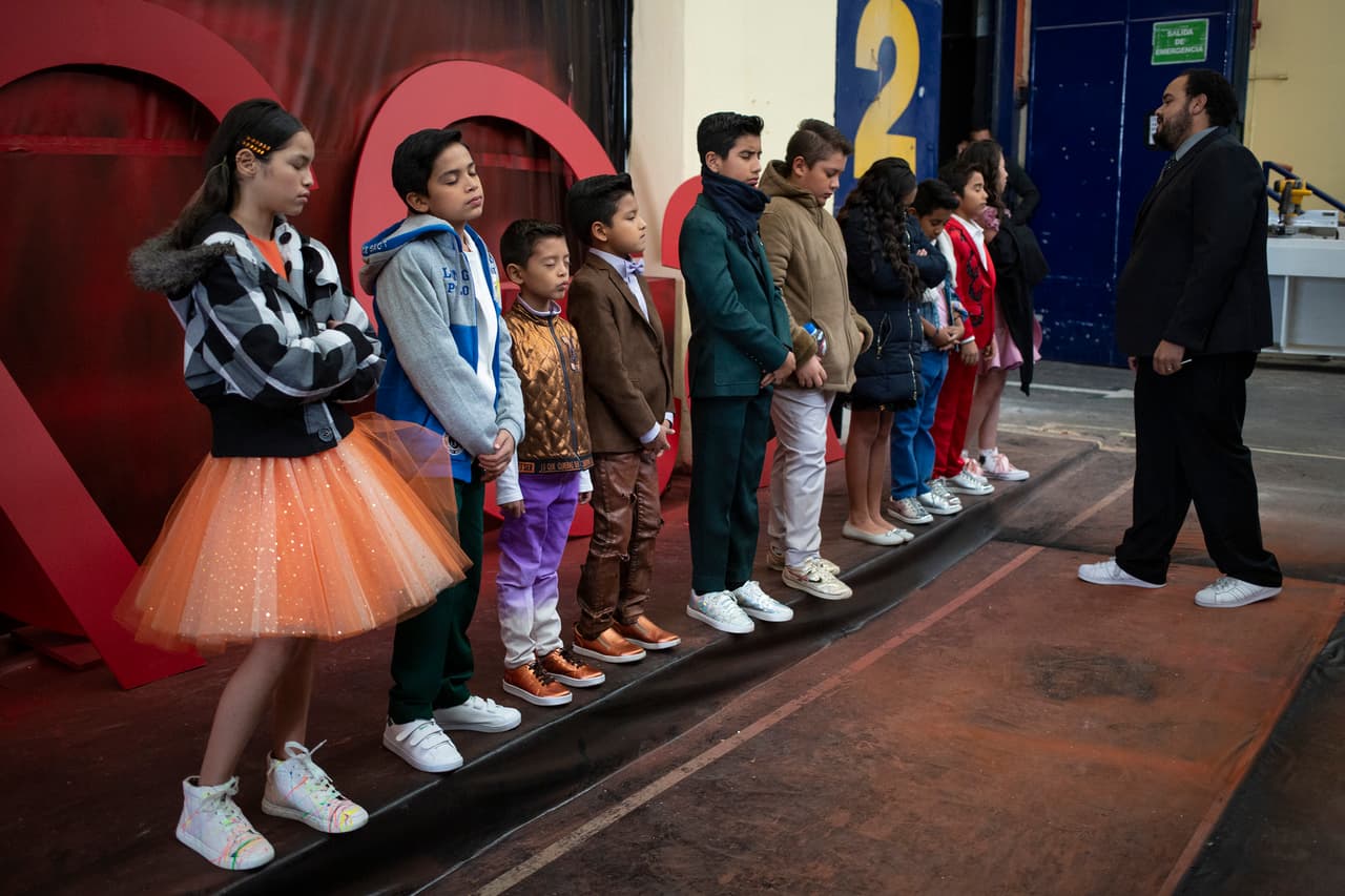 Los maestros estuvieron de inicio a fin con los niños para motivarlos a dar lo mejor en escena.