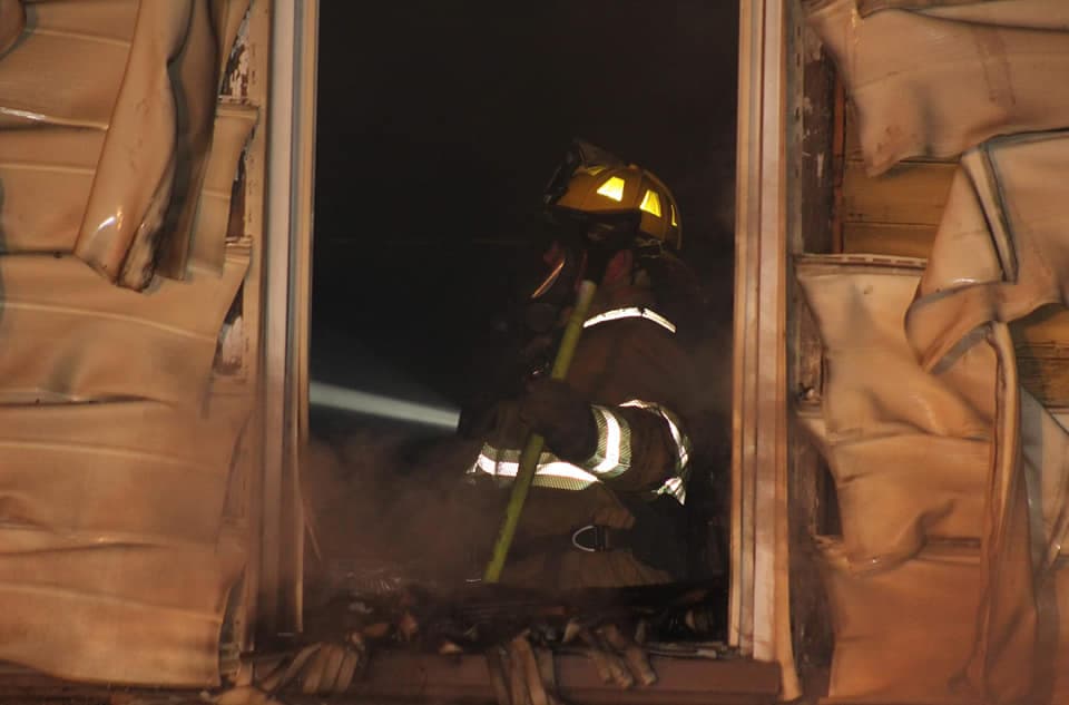 La llamada la hicieron los mismos vecinos de la guardería, quienes advirtieron de gritos de dos adolescentes que estaban escapando por una ventana del segundo piso de la casa.