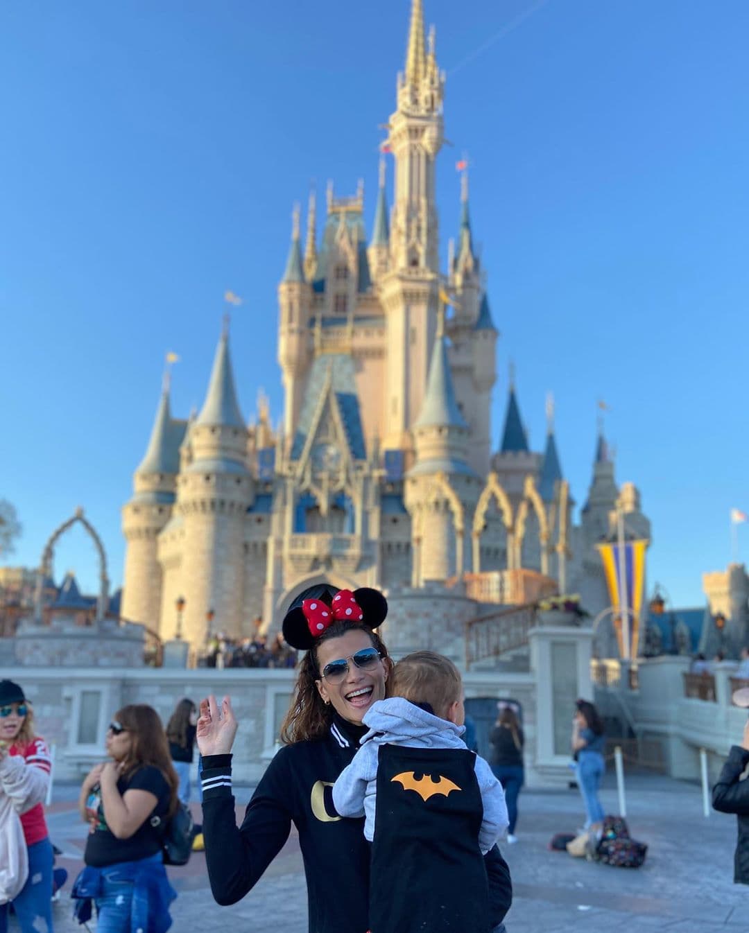 Las fotos frente al castillo no pueden faltar y Cristy intentó una con Liam, aunque él estaba impactado con la belleza del escenario de fondo.
