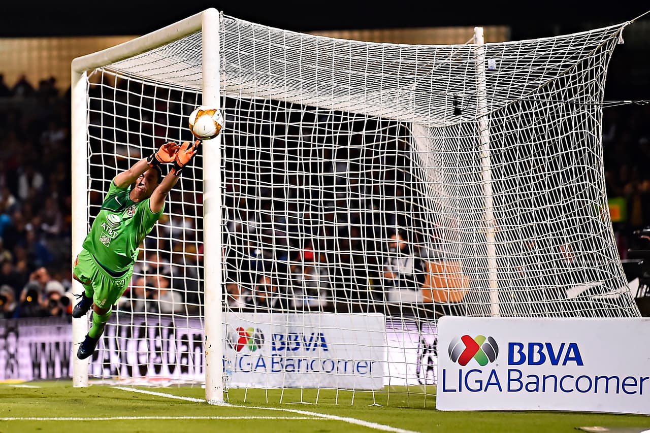 Pero los Pumas no se quedaron de brazos cruzados. Aquí se ve a Agustín Marchesín, portero americanista, estirarse al máximo para impedir que su cabaña tuviera un raspón.
