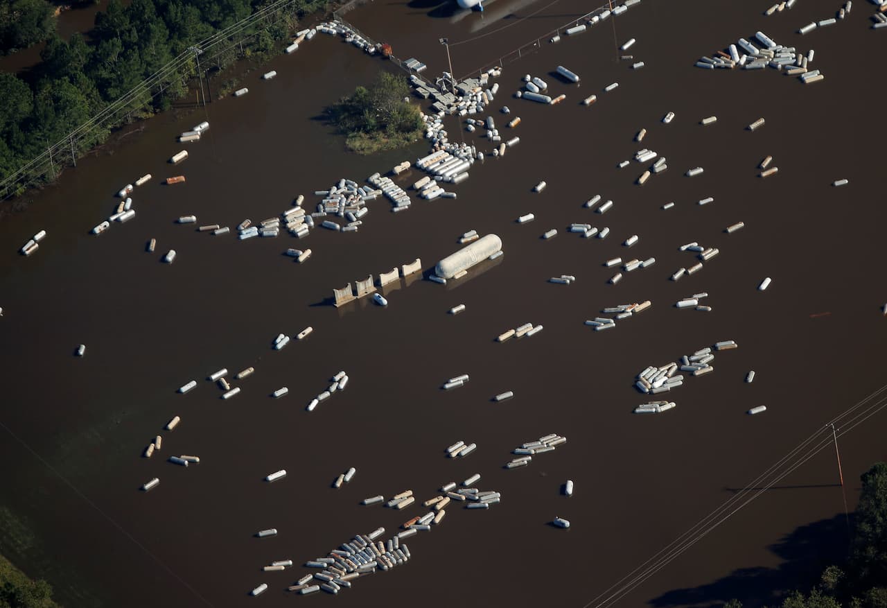 Tanques de combustible flotando en las aguas tras las inundaciones. (REUTERS/Chris Keane)