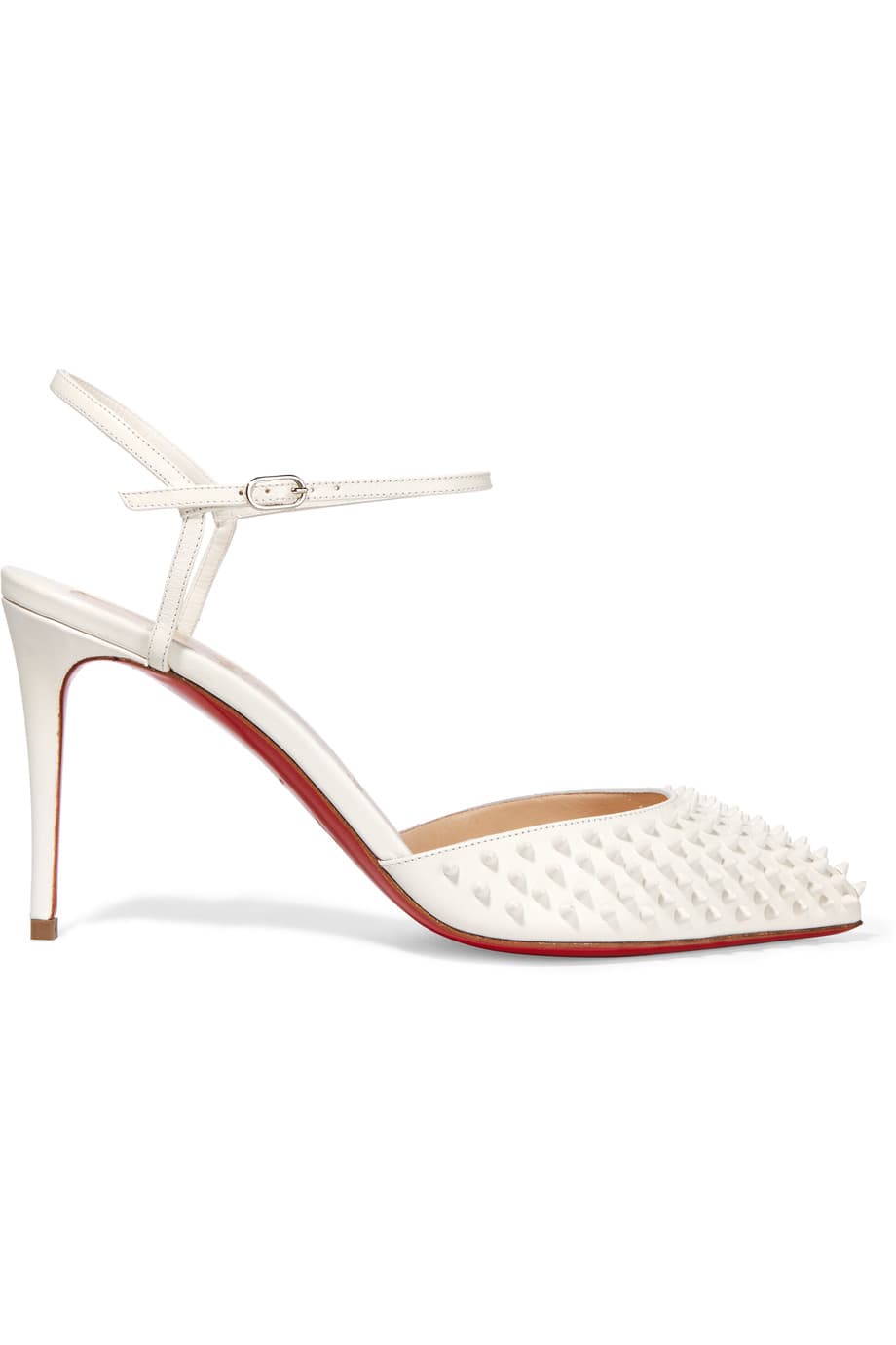 13. Si vas de traje sastre o pantalones rectos con camisa de botones a la oficina, los pumps ‘baila’ le darán un toque muy chic a tu atuendo con los emblemáticos studs del diseñador francés, reconocido por su suela roja. (
<b>Christian Louboutin)</b>
<br>