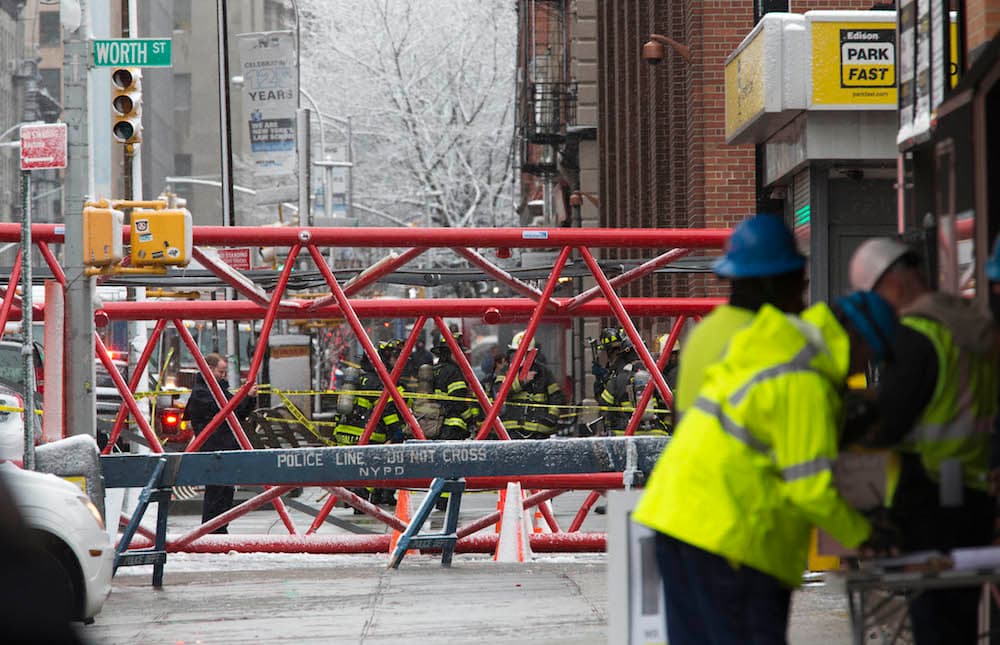 Así quedó la grúa sobre la calle