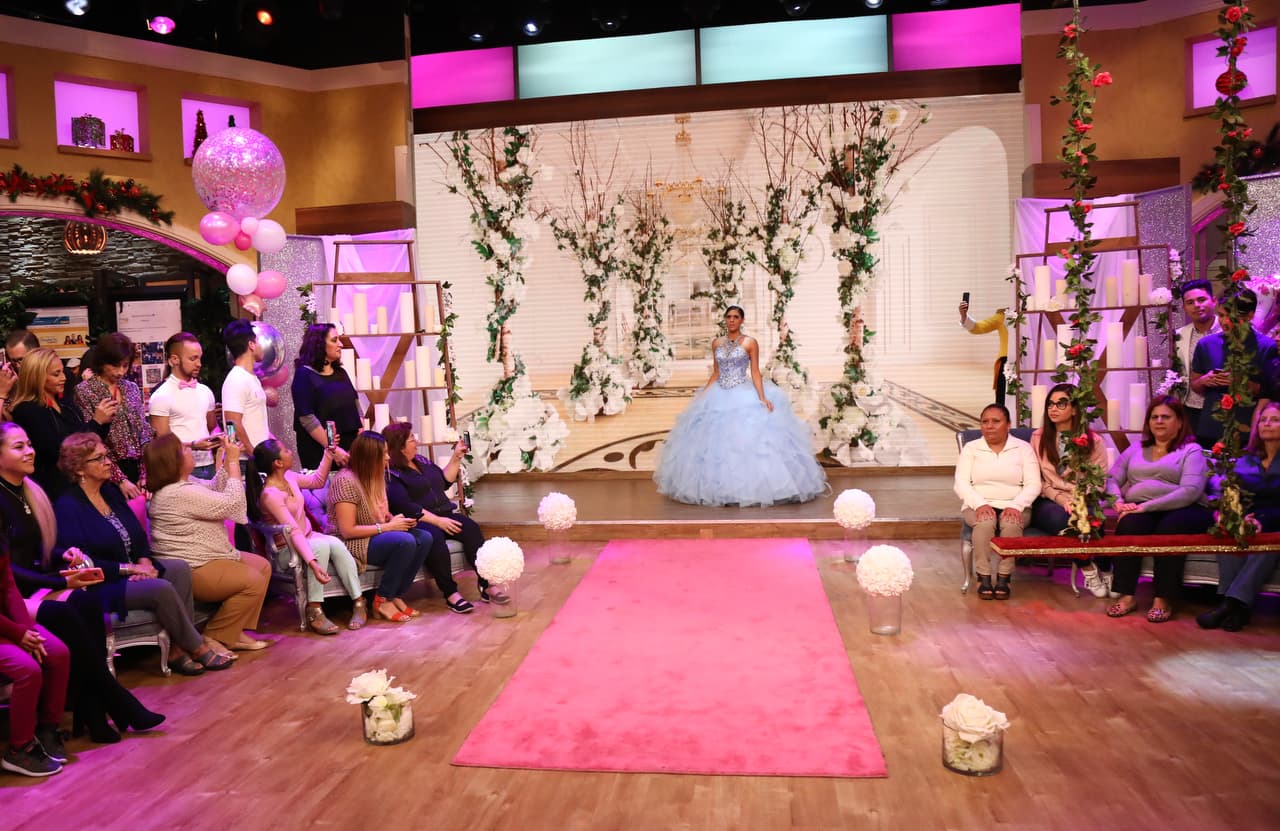 Con el tema de la telenovela 'Quinceañera' de fondo, Francisca Lachapel fue la primera en desfilar con un bello vestido azul.