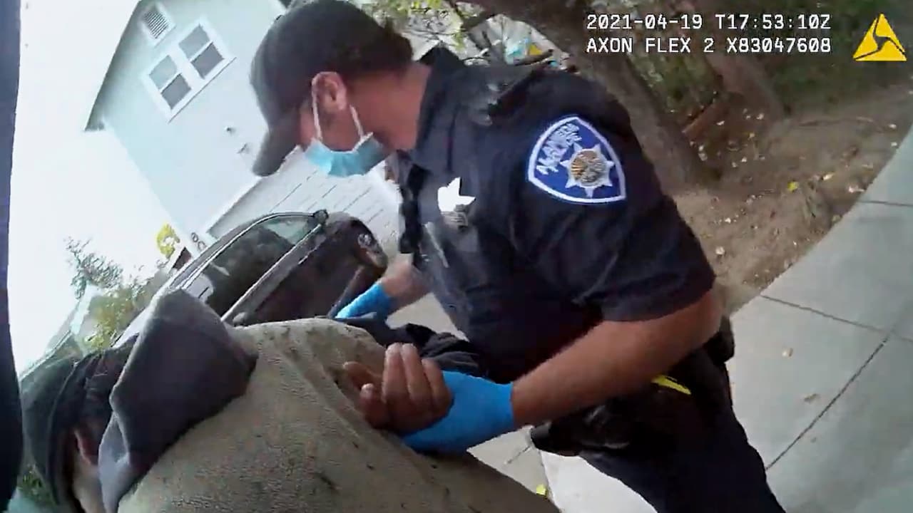 En cuanto al manejo que inicialmente le dio la Policía al caso, en un primer reporte dijeron que Mario había sufrido “una emergencia médica” durante “una riña” cuando tres oficiales intentaron doblarle las manos detrás de la espalda, lo que derivó en que lo llevaran a un hospital “donde más tarde murió”.