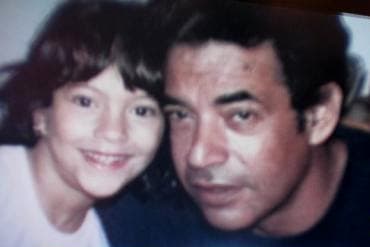 Aquí vemos a Satcha acompañada de su papá, un ángel que la cuida desde el cielo.